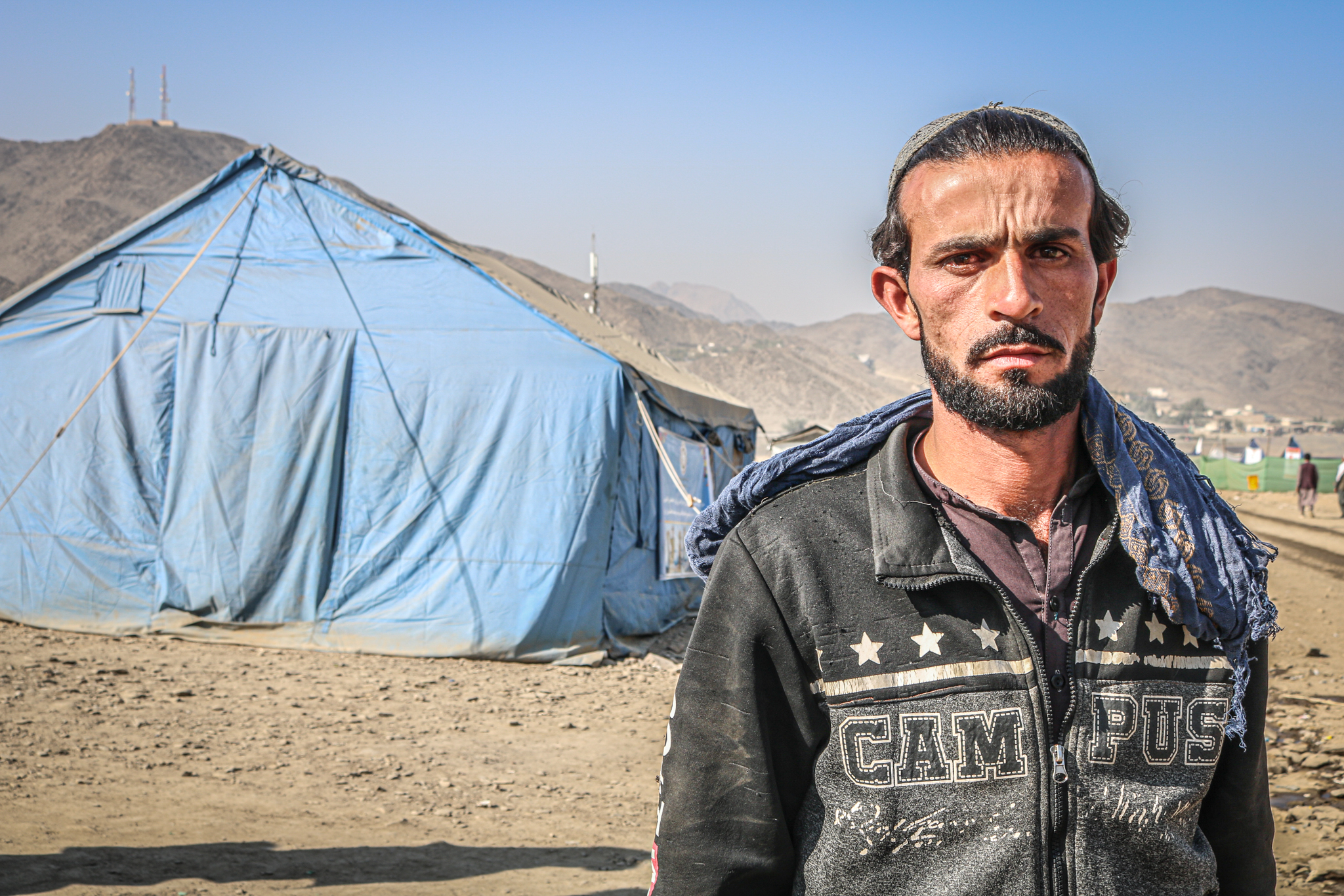 Abdul is currently waiting at the reception center in Torkham in the hopes of finding assistance for his family. Torkham Reception Center, Nangarhar, 27 November 2023. @DRC, Manon Radosta 