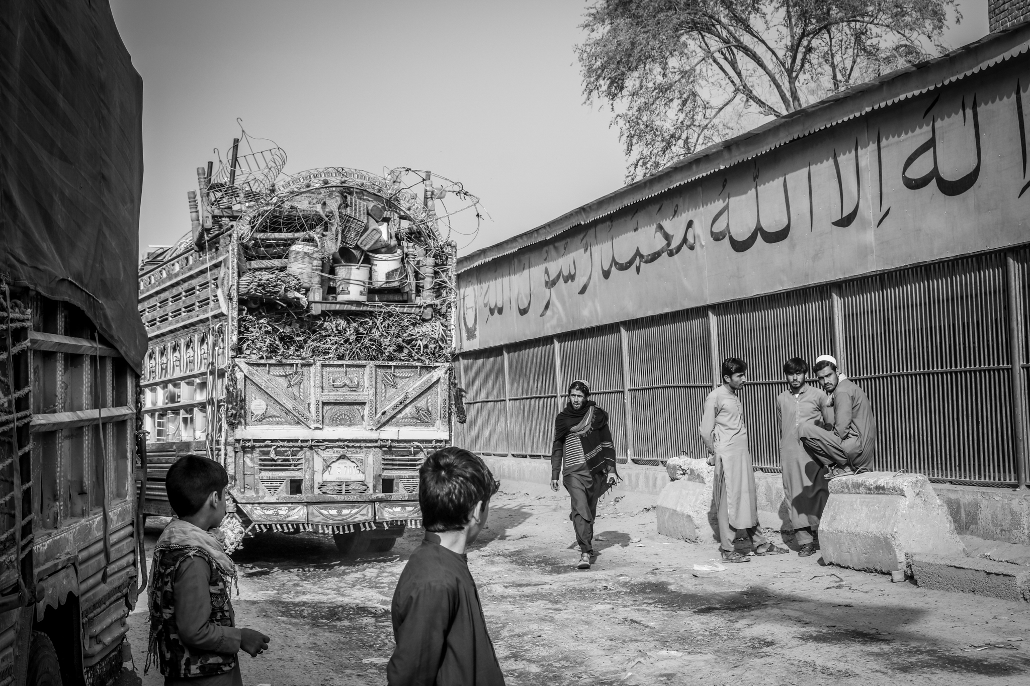 A truck that just passed the Torkham border crossing point and is carrying some belongings of Afghan families who were forced to return to Pakistan. Torkham Zero Point, Nangarhar, 23 November 2023. @DRC / Manon Radosta 